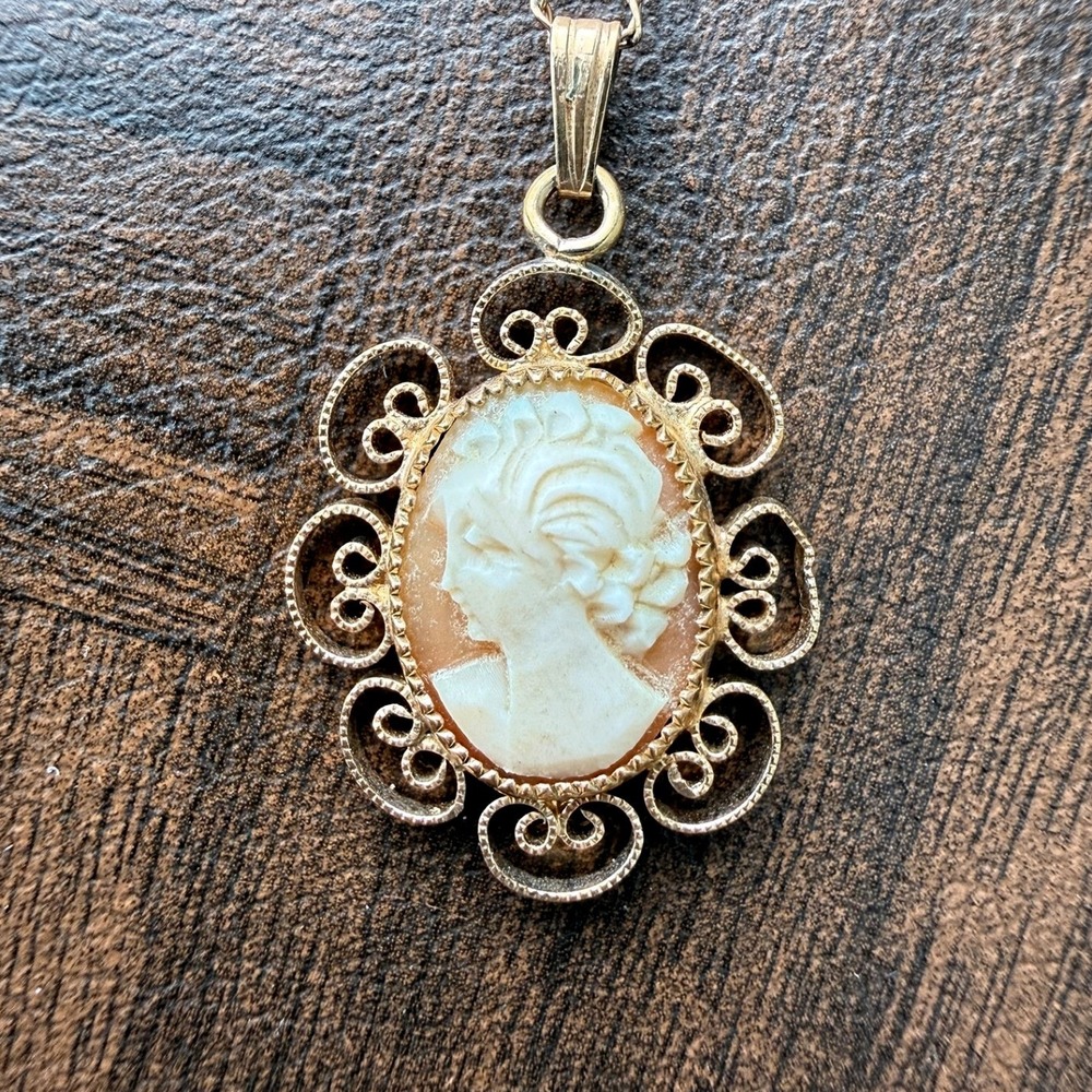 Vintage Atlas 12 Gold Tone Filigree Shell Cameo Pendant Necklace